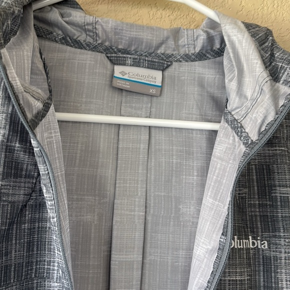 Columbia Women’s Blue Gray and White Windbreaker zip up Hoodie - Picture 3 of 4